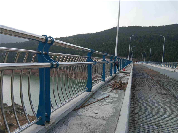 龙潭不锈钢桥梁护栏的特点及其在桥梁安全中的重要作用