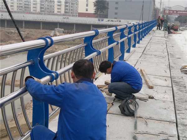 龙潭不锈钢河道护栏的特性及其在城市景观中的应用