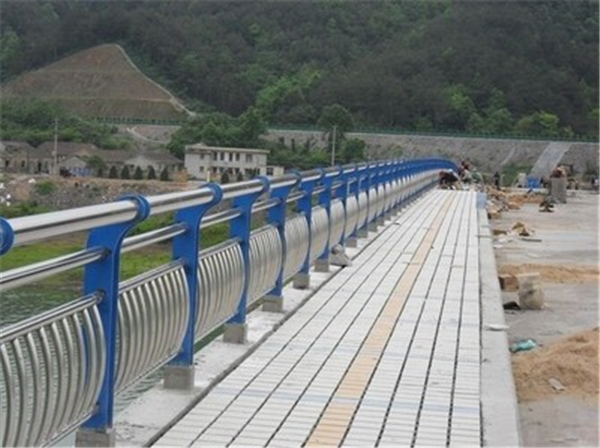 龙潭不锈钢桥梁护栏的特性及其在现代建筑中的应用
